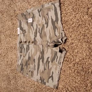 Time and Tru Relaxed Fit High Rise Camo Shorts 4" inseam